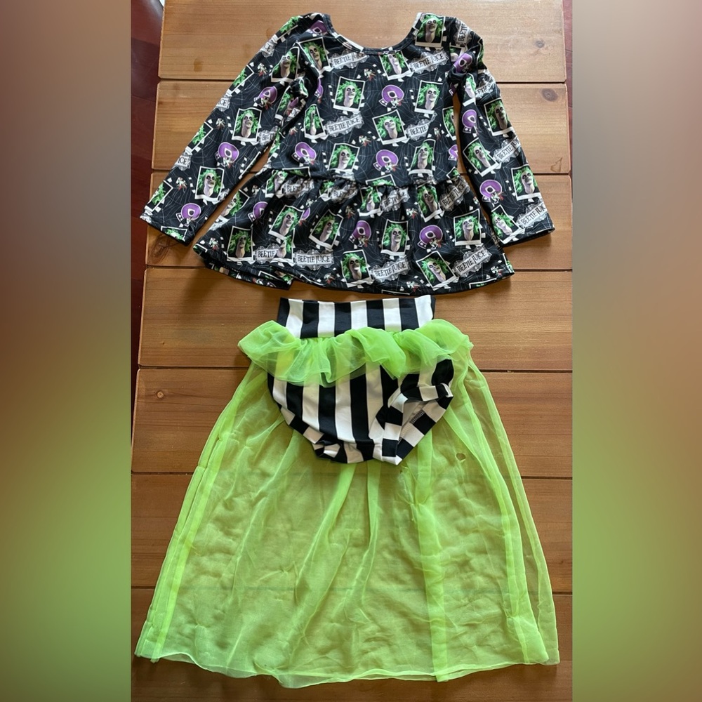 Toddler girl Halloween beetlejuice set size 2T 
Play for hole and snags in skirt